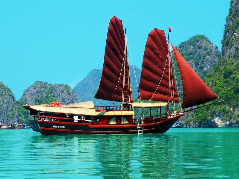 halong bay cruise junk boat