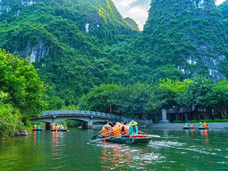 Halong Bay 5 Days 4 Nights Package: Mai Chau - Ninh Binh - Halong Bay & Lanha Bay